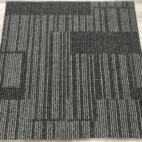 Carreaux de tapis commerciaux Carreaux de tapis en polypropylène PVC à vendre Tapis de bureau géométrique gris pour bureau d'hôtel