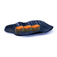 Assiette rectangulaire en mélamine noire irrégulière incassable de 13,6 pouces pour la restauration japonaise, idéale pour servir les sushis