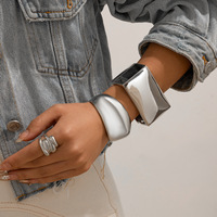 Grand bracelet jonc rectangulaire géométrique en alliage de zinc lisse et large, accessoires tendance pour femmes