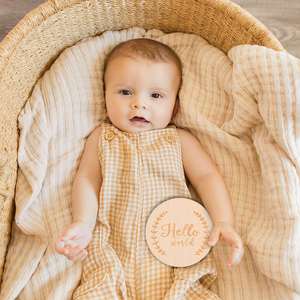 Exclusivo Set de Regalo para Bebé Niña Recién Nacida con Gafas de Sol, Ropa, Tarjeta de Hitos y Zapatos - Regalos al por Mayor para Baby Shower - Product Image 6