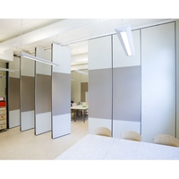 Cloison acoustique coulissante et pliante avec panneaux modulaires suspendus au plafond pour une reconfiguration rapide des espaces commerciaux
