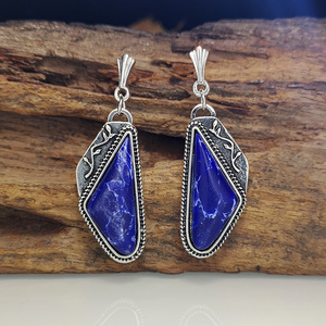 Orecchini Pendenti a Triangolo con Design a Ramo d'Albero e Pietra Blu, Accessori Moda Vintage per Donne - Product Image 3
