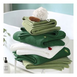Toalla de Baño para Hotel 100% Algodón, 600gsm, Bordada, de Color Sólido, Hipoalergénica, de Secado Rápido y Ecológica de SOFTEXTILES - Product Image 2