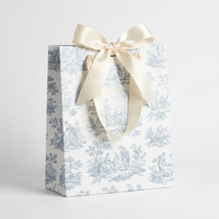 Sac en toile de Jouy bleue personnalisé de qualité supérieure pour un cadeau de mariage ou d'anniversaire de luxe, avec un ruban et un nœud