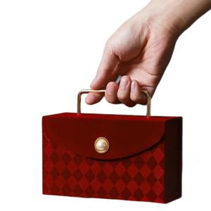 صندوق حلوى زفاف عتيق يحمل صندوق هدايا مصاحب