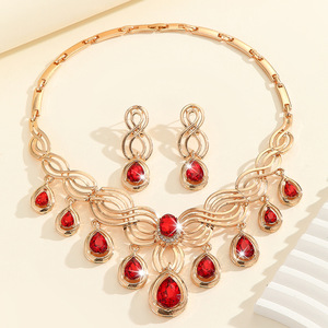 Parure de bijoux deux pièces pour femme, collier et boucles d'oreilles pendantes rouges incrustées de diamants, style mode exagéré, pour mariage - Product Image 2