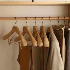 Cintres en bois à épaules larges en bois de Cinnamomum, cintres à barre transversale en velours pour costumes avec pinces, surface lisse non laquée - Product Image 5