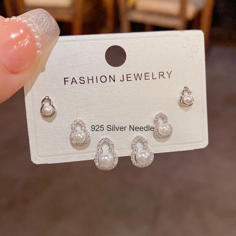 31# Ensemble de trois boucles d'oreilles en forme de gourde, perles et diamants, en argent