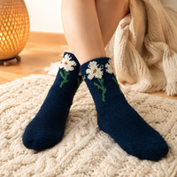 Chaussettes personnalisées avec motif floral |   Longueur mi-mollet pour femmes |   Chaussettes en polaire corail chaudes et respirantes pour la détente à l'intérieur