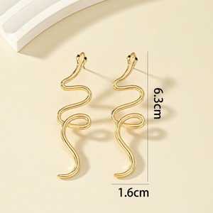 Boucles d'oreilles en forme de serpent Boucles d'oreilles métalliques simples et élégantes en forme de serpent pour femmes - Product Image 4