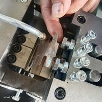 Machine de haute précision à grande vitesse pour la pose des embouts de poignées de sacs en corde (machine à emboutir les cordes)