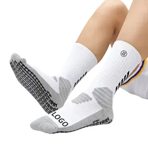 Chaussettes antidérapantes personnalisées pour hommes et femmes Chaussettes de sport tricotées à col rond Football Football Basketball Tennis Motif de lettres antidérapantes