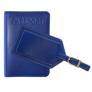 Conjunto de viaje personalizado de cuero falso para pasaporte y etiqueta de equipaje - Product Image 1