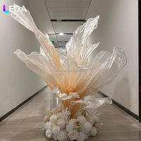 LEDA Fleurs géantes artisanales, grandes fleurs artificielles en soie, centre de table, installation artistique pour la décoration de scène de mariage