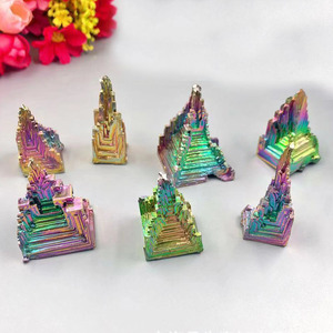 Vente en gros de cristaux de bismuth arc-en-ciel naturels Cristaux de bismuth minéral en forme de pyramide Feng Shui et de style moderne - Product Image 3