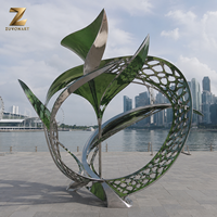 Sculpture en acier inoxydable sur mesure en forme de feuille tropicale, perforée, miroir vert, pour l'aménagement extérieur des hôtels et des complexes hôteliers