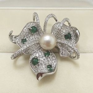 Broche de Luxo com Flor, Zircônia Cravejada, Esmeralda, Ouro 14K, Pérola Natural de Água Doce, Elegante, para Noivado, Dia das Mães - Product Image 1