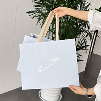 Sacs en papier personnalisés avec logo imprimé, impression UV de luxe, sacs de shopping pour boutiques, sacs cadeaux pour chaussures et vêtements