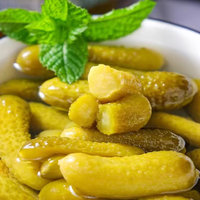 Cornichons de concombre croustillants biologiques épicés aigres tranchés conservés plat végétarien huile salée eau saumure conservée en vrac emballée