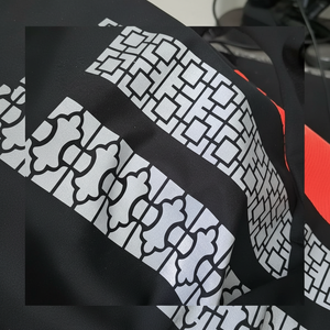 วัสดุสะท้อนแสงสีเงินรูปทรงหน้าต่างแบบกำหนดเอง ป้องกันแบคทีเรีย เกรดไดมอนด์ สำหรับงานพิมพ์ร้อนบนเสื้อผ้า ขนาด 5 ซม. - Product Image 1