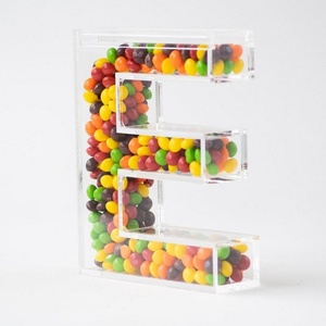Distributeur de bonbons mural en acrylique transparent sur mesure, personnalisable avec initiales et épaisseur, fournisseur chinois - Product Image 1