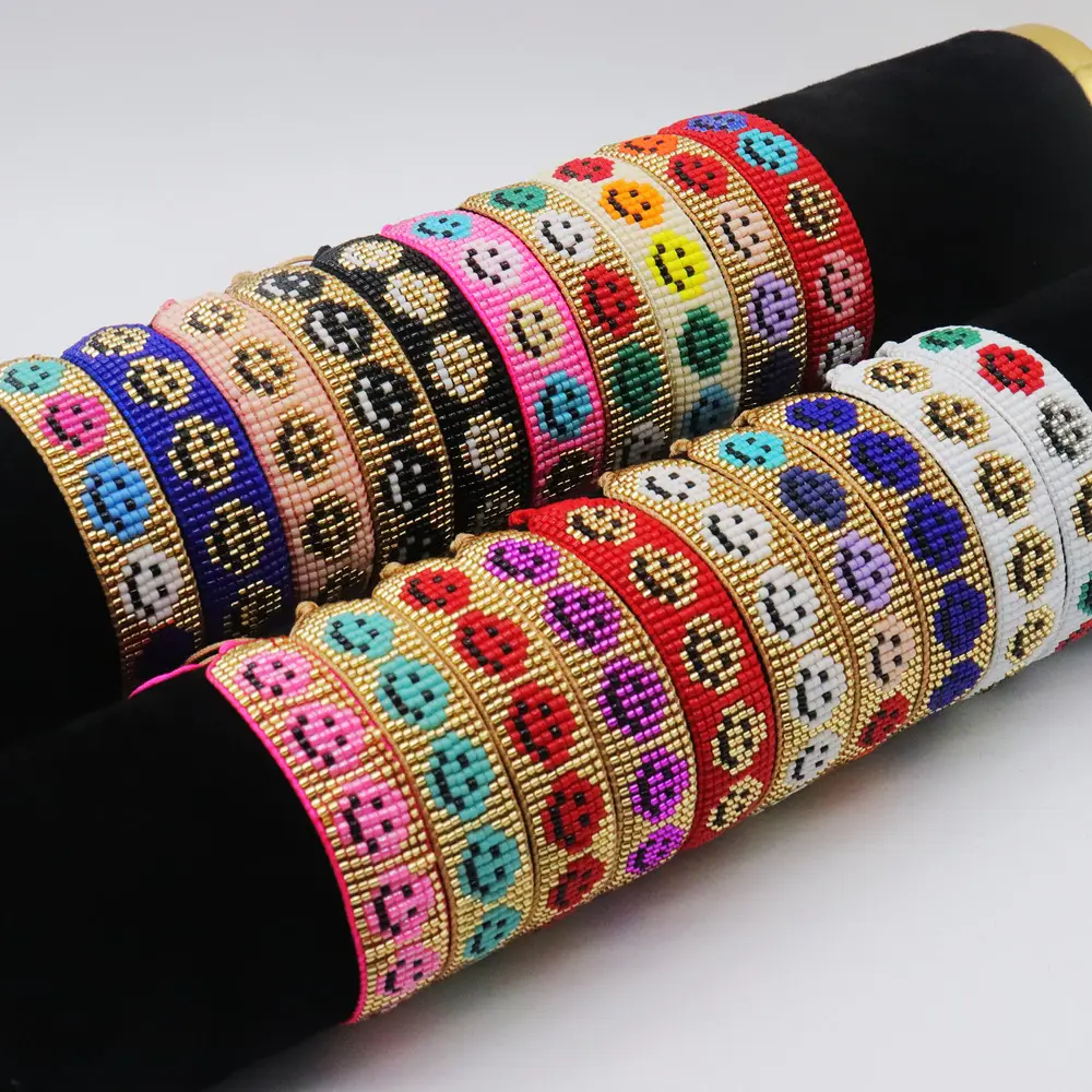 महिलाओं और लड़कियों के आभूषणों के लिए रंगीन प्यारा स्माइली फेस हस्तनिर्मित जापान आयातित इंद्रधनुष बुना समायोज्य मियुकी बीज मनका बोहो कंगन