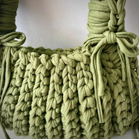 Sac à bandoulière tendance fait main en fil épais de type T-shirt, avec pompon, crochet et détail chaîne, écologique, capacité 2-2,9 L, fermeture à rabat