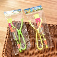 LED lumineuse émettant de la lumière Slingshot Toy Fun Elastic Kids Cosplay Party Game Gift Flying Flash Rubber Arrows Catapult