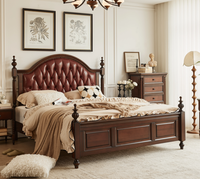 Amerikanisches Vintage-Massivholzbett: Genietetes Rotes Leder-Kopfteil mit Knopfheftung, Luxus fürs Schlafzimmer