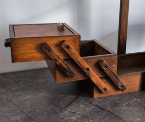 Boîte de présentation en bois personnalisée, organisateur de bijoux pliant fait à la main, boîte de poker sur mesure en bois de noyer - Product Image 4