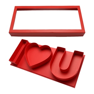 Caja de regalo rígida roja con ventana transparente, ranuras dobles en forma de corazón y U para la frase “I LOVE U”. - Product Image 2