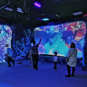 Interaktives Indoor-Projektions-Schießsystem mit Infrarot-Laserpistole für Themenparks - Product Image 1