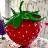 Hoogwaardig FRP aardbeienbeeld, groot glasvezel fruitbeeld voor tuinlandschap, moderne binnen- en buitenkunst, cartoonkunst