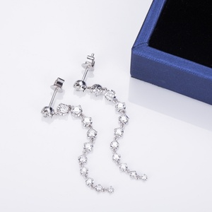 Pendientes de Oro Blanco de 14k con Diamantes Moissanite de Messi Jewelry - Product Image 4