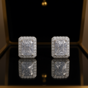 Boucles d'oreilles en or blanc et diamants E442, clous de type halo à taille princesse - Product Image 2