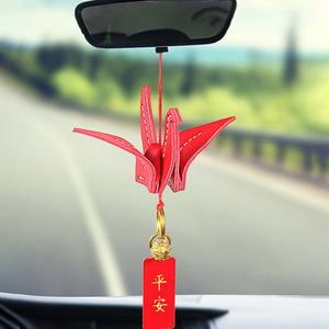 Pendentif de voiture populaire en cuir PU, ornement de voiture créatif en forme de grue origami, kit de bricolage. - Product Image 1