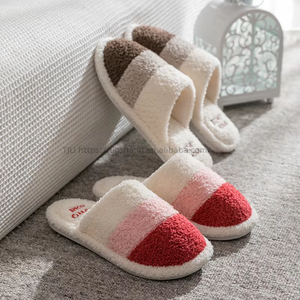 Pantoufles en peluche populaires en gros avec semelle en PVC, pantoufles d'hiver en peluche de la meilleure qualité - Product Image 2