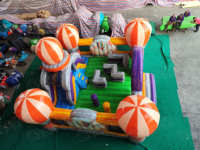 Structure gonflable à thème montgolfière avec colonnes d'obstacles, arche gonflable, toboggans et mur d'escalade pour enfants