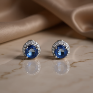 Orecchini a lobo in oro bianco con diamanti blu taglio brillante rotondo, montatura a griffe, gioielli classici da donna - Product Image 2