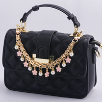 Breloque de sac en chaîne dorée avec pendentifs fleur rose et perles pour la décoration de sacs à main et l'extension de l'attache