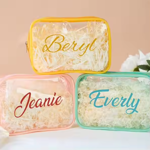 Bolsa de Viaje Impermeable para Maquillaje y Artículos de Aseo, Personalizada con Letras Impresas en Serigrafía, de Cuero PU Transparente Color Caramelo - Product Image 4