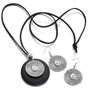 Collier pendentif géométrique avec anneaux plaqués argent antique et base en bois, bijoux de mode pour femmes - Product Image 5