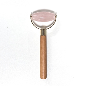 Rouleau facial en quartz rose à prix de gros avec tige en bois pour massage du visage - Product Image 3