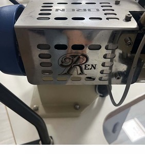 Machine à coudre industrielle à point plat avec point de verrouillage et moteur pour vêtements de sport comme les genouillères et les coudières RN6300-D4 - Product Image 3