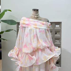 <span class=keywords><strong>Nuova</strong></span> <span class=keywords><strong>Collezione</strong></span> Primavera/Estate 2026: Abito Lungo Rosa Stampato con Spalle Scoperte e Dettagli a Volant. - Product Image 4