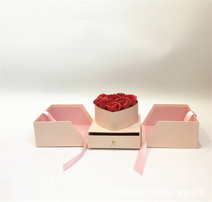 Caja de Regalo Giratoria con Letras 'I Love You', Caja de Regalo con Flores Frescas 'IloveU' - Product Image 4