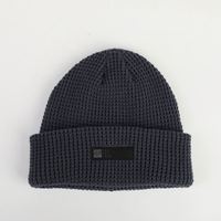 Vente en gros de bonnets d'hiver en tricot doux et chauds pour hommes et femmes, avec logo brodé en patch tissé, personnalisés