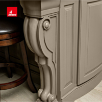 Meuble de cuisine encastré et surélevé de style vintage America Signature avec finition vitrifiée, colonne romaine artisanale en cerisier et évier sculpté en argile réfractaire