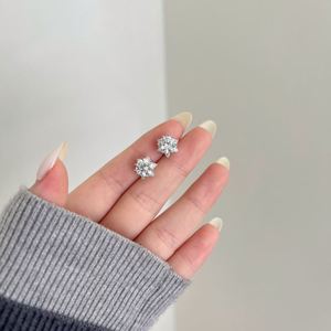 Boucles d'oreilles clous flocon de neige Dylam en argent S925 avec moissanite 4,36 ct D VVS1, collection hiver pour femme - Product Image 2