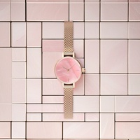 Montre haut de gamme personnalisée rose pour femme avec bracelet en acier inoxydable, mouvement japonais, style professionnel et tendance, fabriquée sur mesure